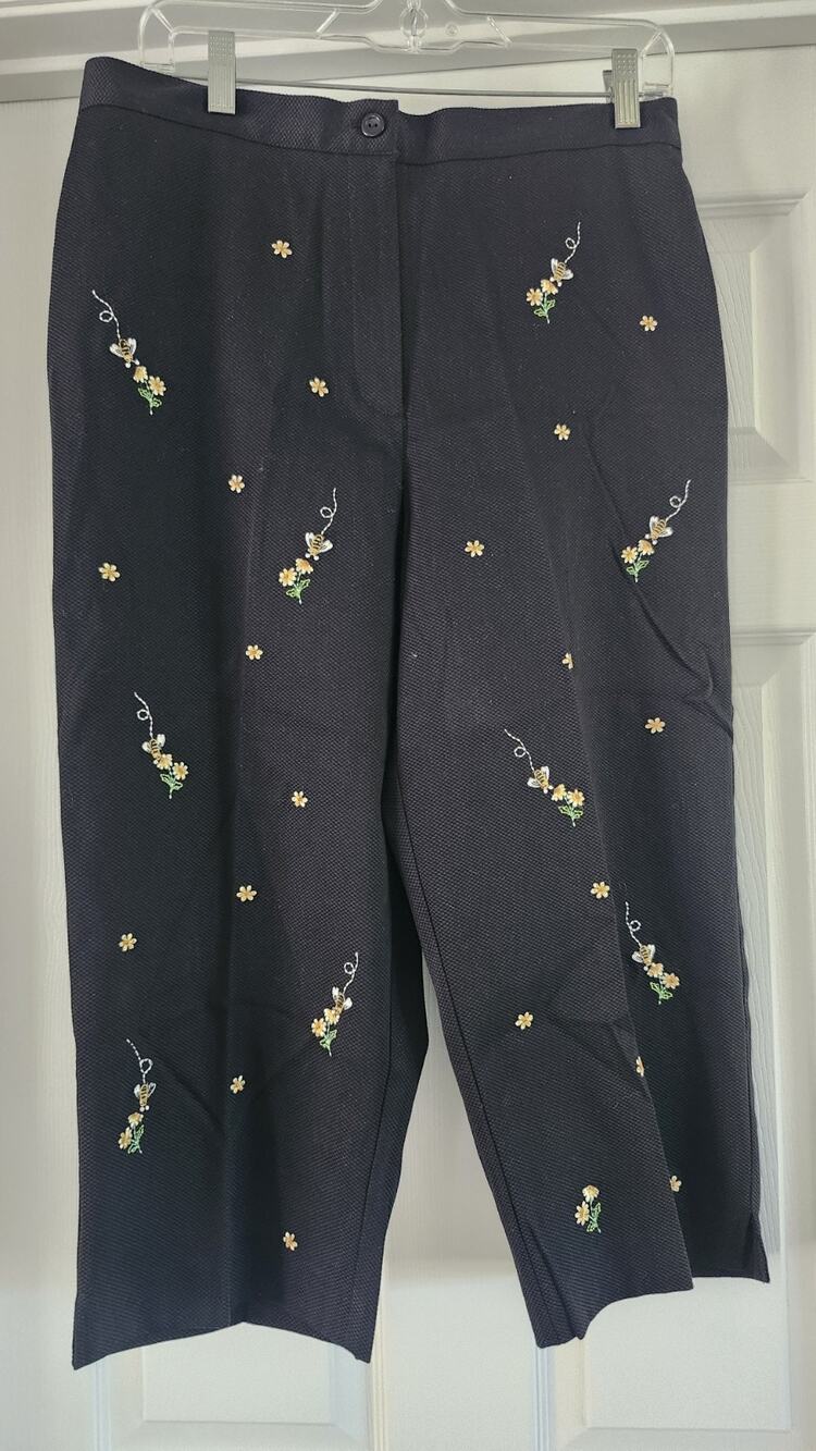 Vintage Alfred Dunner 12P Embroidered Floral Bee Capri Crop Pants #329